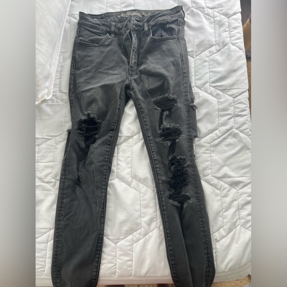 AMERICAN EAGLE BLACK DISTRESSED JEANS SIZE 6